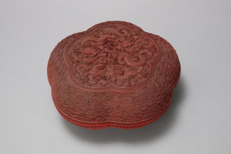 剔红海水龙珠纹梅花式盒