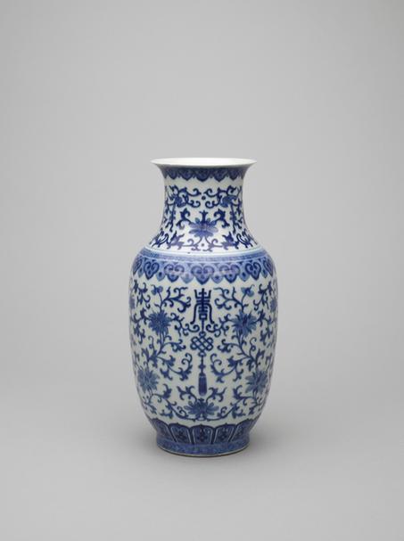 嘉庆款青花缠枝莲纹撇口瓶