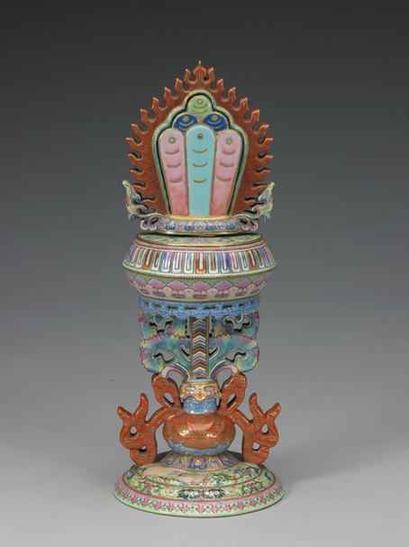 乾隆款绿地粉彩瓷七珍-摩尼宝