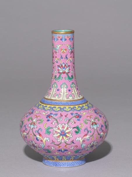 嘉庆款粉地粉彩缠枝莲纹直口瓶