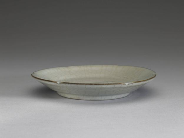 月白青瓷葵口碟