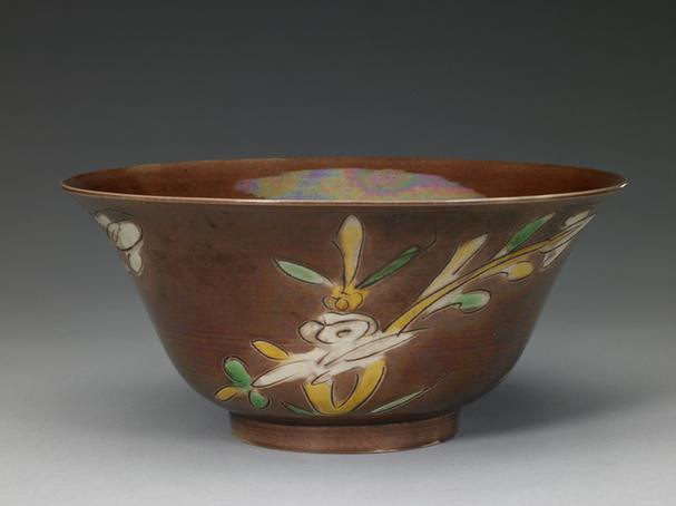 紫地素三彩兰花纹撇口碗