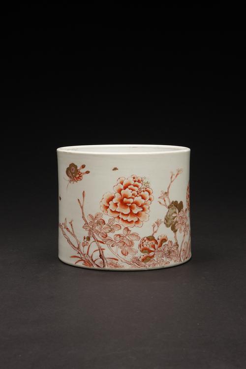 成化款红彩加金牡丹蝴蝶纹笔筒