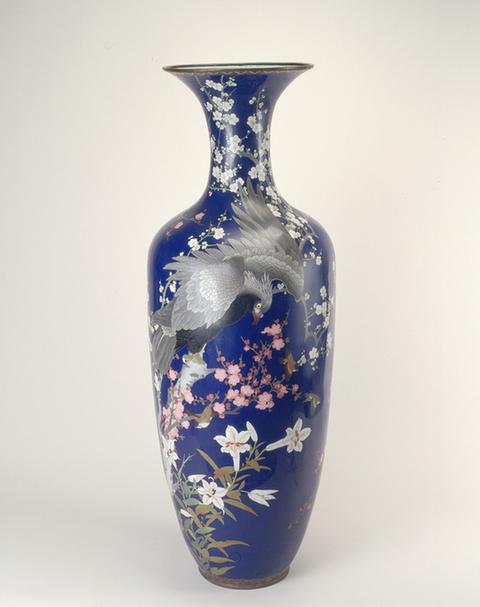 蓝地花鸟梅花纹七宝烧大瓶