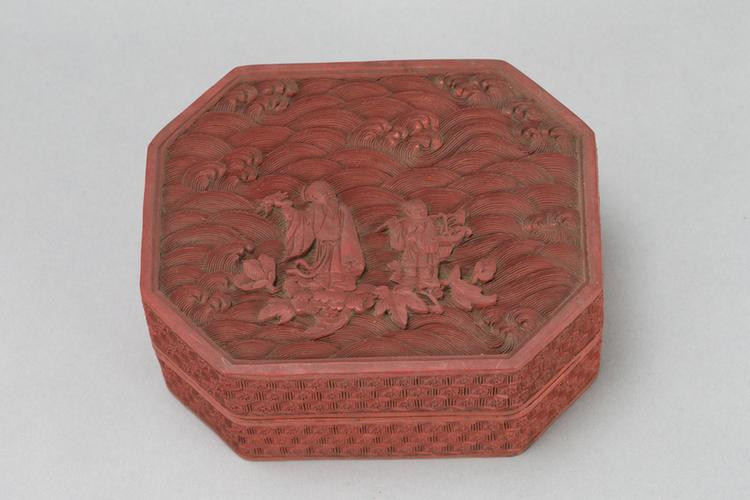 剔红海水人物图八方盒