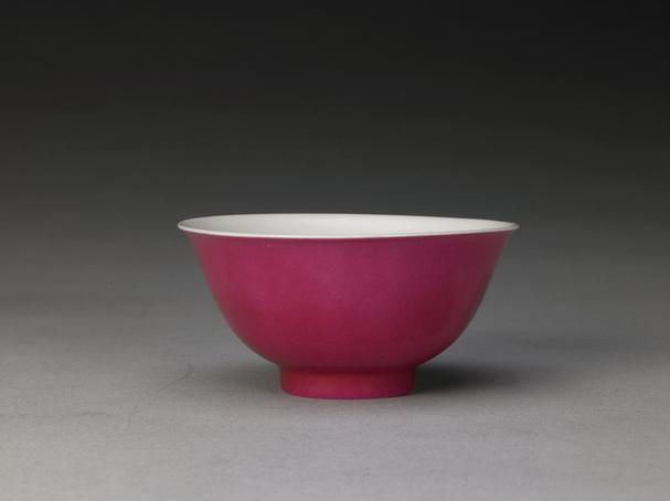 雍正款里白釉外胭脂水釉暗划龙纹碗