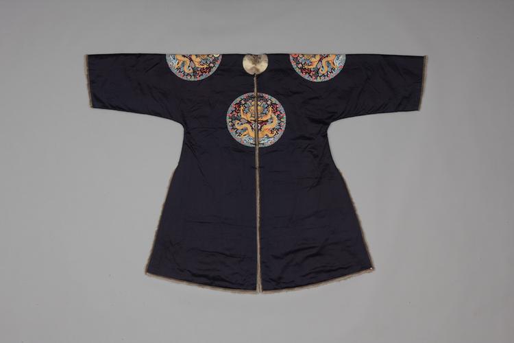 石青色缎绣四团彩云金龙纹灰鼠皮衮服