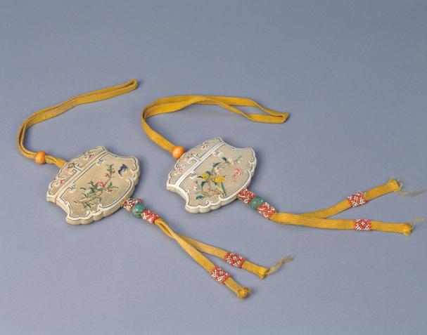 象牙染雕花卉纹火镰袋