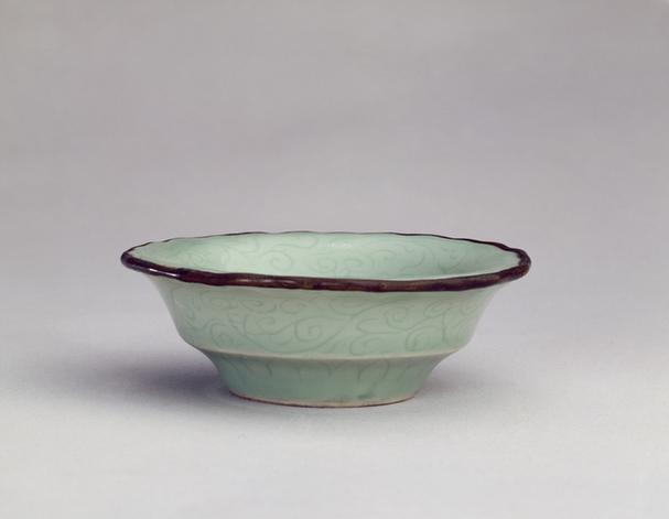 宣德款仿龙泉釉划花碟