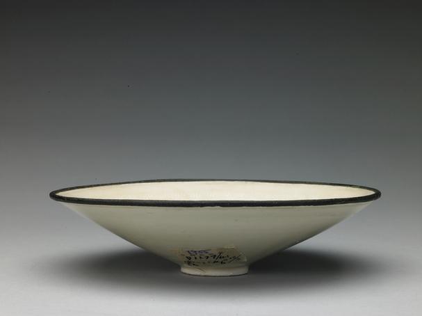 定窑白釉印花菊纹笠式碗