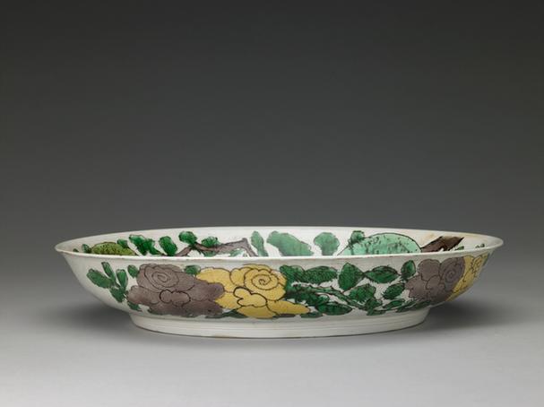 康熙款素三彩暗划云龙花果纹盘