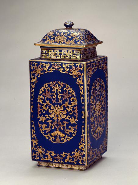 乾隆款蓝釉描金方盖瓶