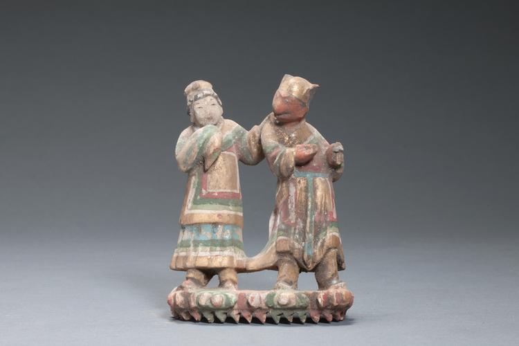 木雕画彩男女二人立像