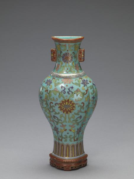 乾隆款绿地粉彩花卉纹壁瓶