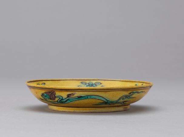 万历款黄地紫绿彩龙纹盘