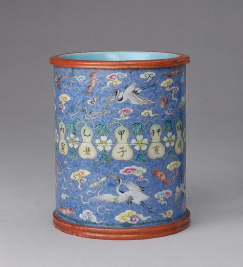 乾隆款天蓝地轧道粉彩暗八仙云鹤图篆字笔筒