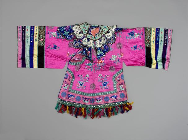 雪青色缎绣月季金团寿字纹排穗宫衣