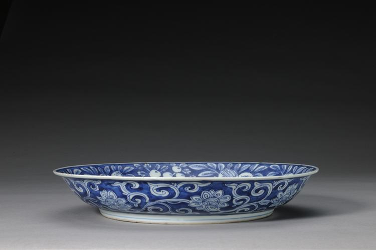 万历款青花地拔白折枝花果纹盘