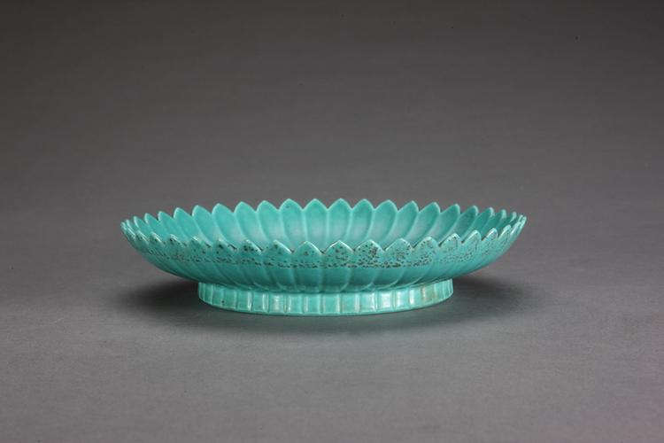 雍正款绿釉菊瓣盘