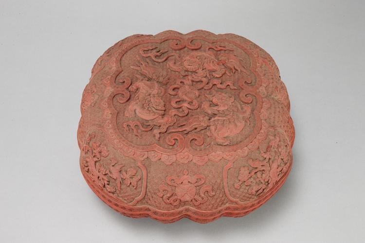 剔红三狮戏球图开光花卉纹柿式盒