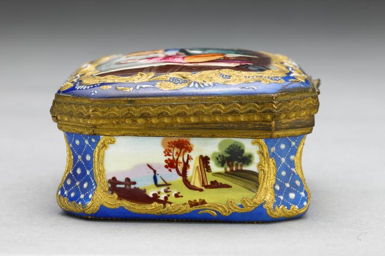 铜胎画珐琅西洋人物图长方委角式盒