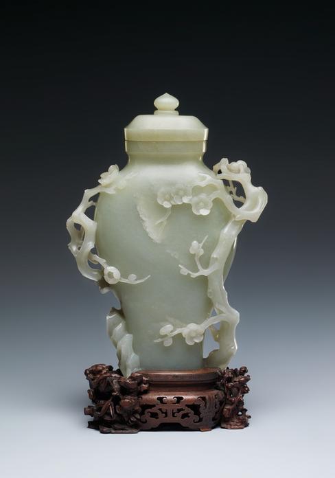 青玉透雕梅花纹带盖瓶