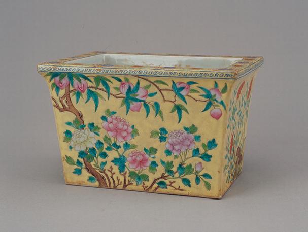 体和殿款黄地粉彩折枝牡丹桃纹长方花盆