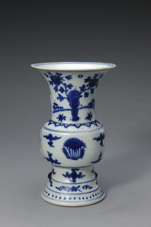 嘉靖款青花花卉纹出戟花觚