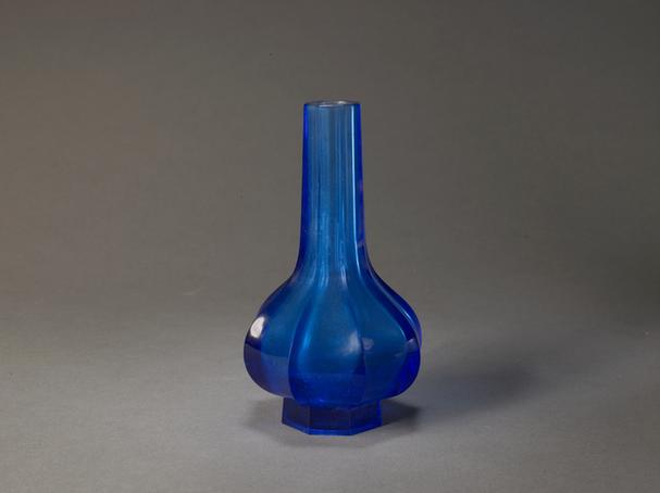 乾隆款蓝色玻璃八棱瓶