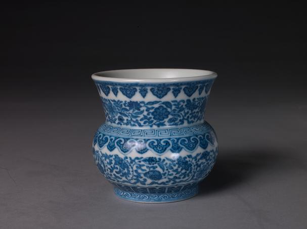 慎德堂款青花缠枝花纹渣斗