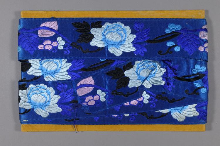 品蓝色缎地三蓝勾莲牡丹纹绦