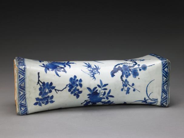 青花折枝花纹长方枕