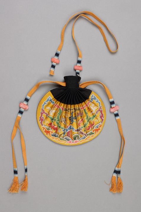 黄色缎辫绣福寿云鹤纹椭圆荷包