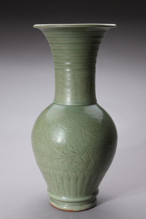 龙泉窑青釉暗划缠枝莲纹凤尾尊