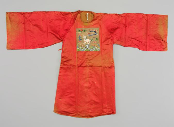 红色素缎缀绣狮子纹方补男官衣