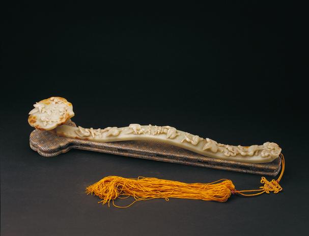 带皮青玉暗八仙图如意