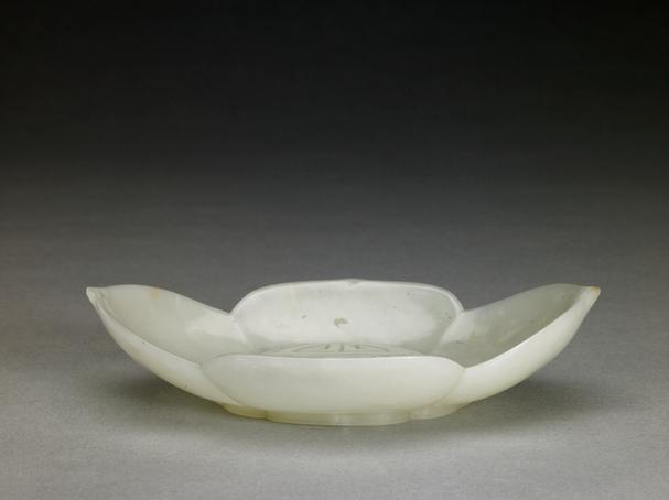 青玉光素带海棠式托碗