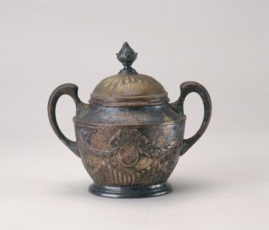 银凸花双耳盖罐