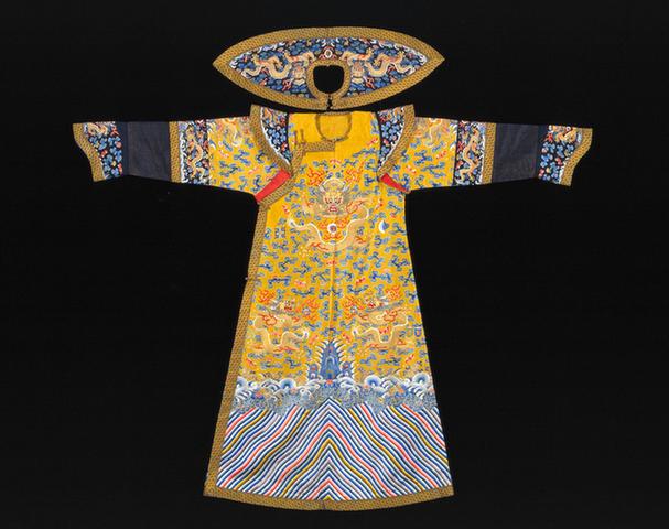 明黄色纱绣彩云蝠金龙纹女单朝袍