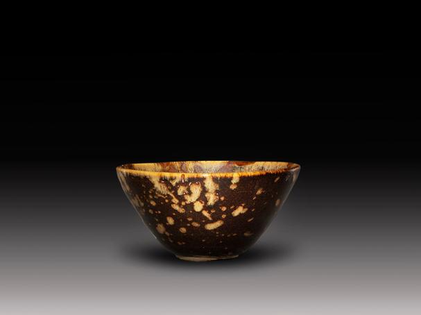 吉州窑黑釉彩绘花卉纹碗