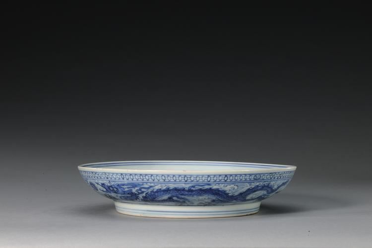 八思巴文四字款青花海水云龙戏珠纹盘