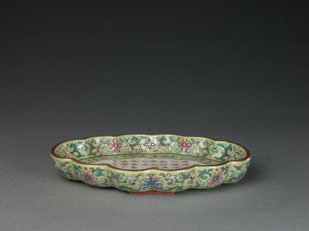 嘉庆款绿地粉彩开光矾红彩诗文海棠式洗