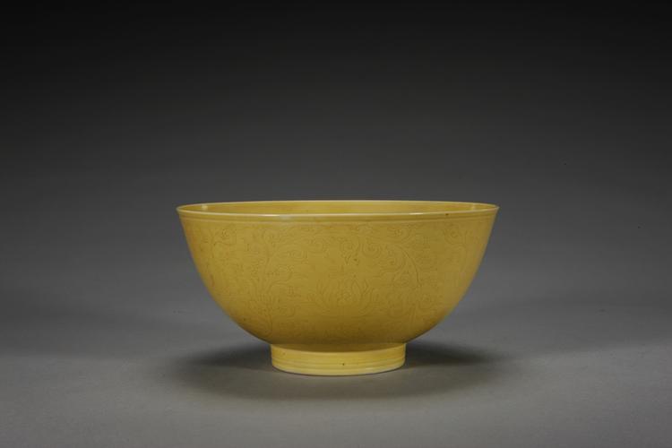 雍正款浇黄釉暗划缠枝莲纹碗