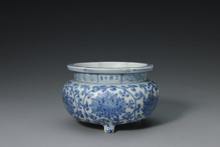 正德款青花缠枝莲纹炉