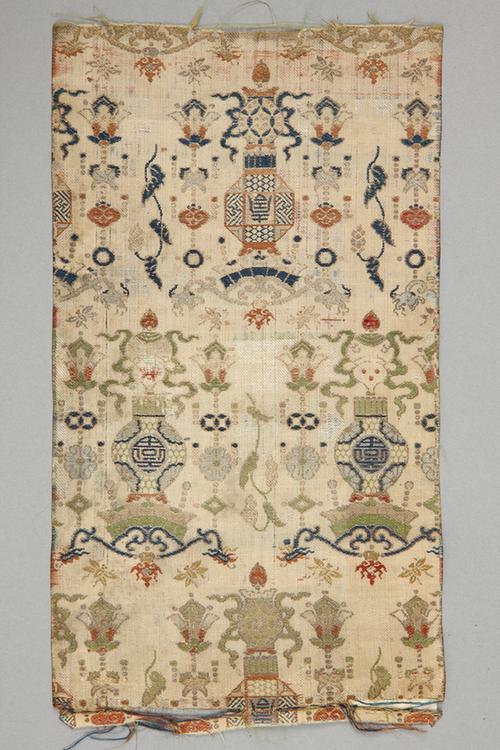 银白色地灯笼纹织金锦