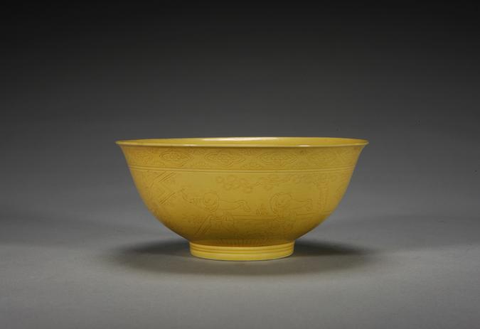 雍正款浇黄釉暗划园林婴戏图碗