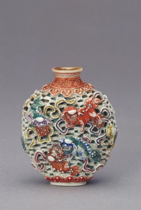 嘉庆款粉彩镂雕九狮戏球图鼻烟壶