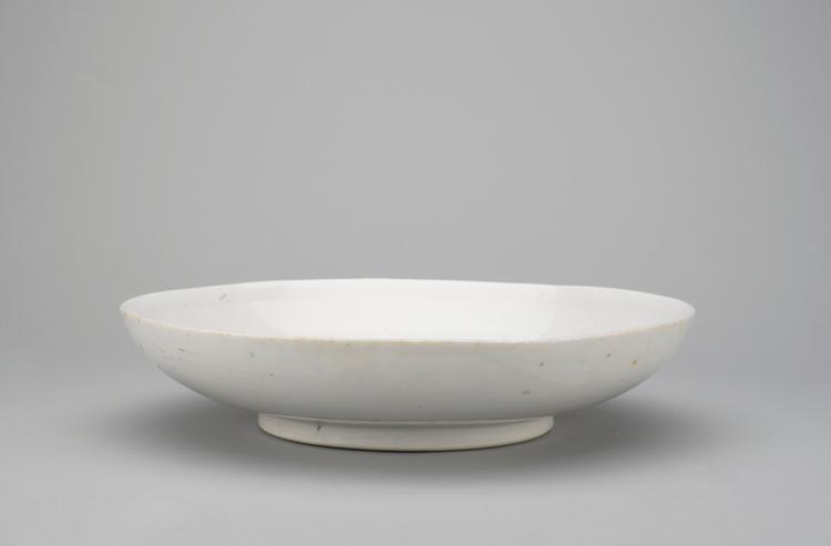 德化窑白釉暗划龙纹盘