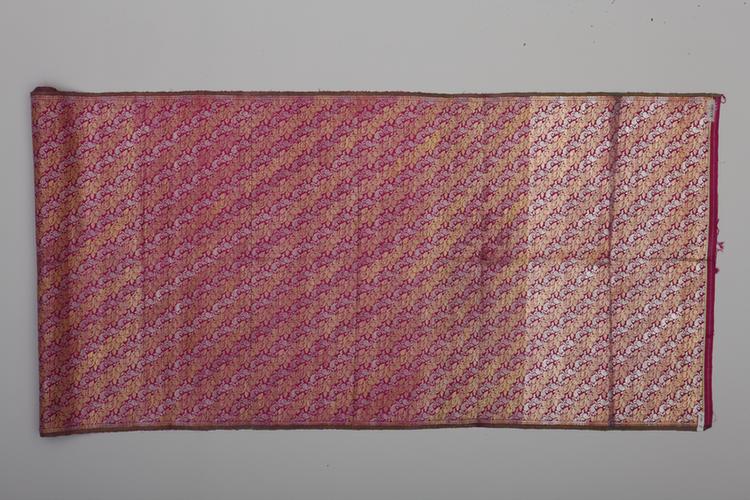 紫色地斜花果纹回回织金银锦