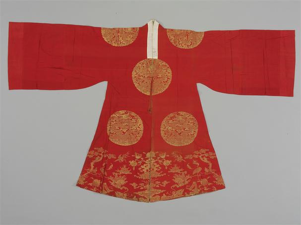 白色缎绣水仙蝶纹花神衣